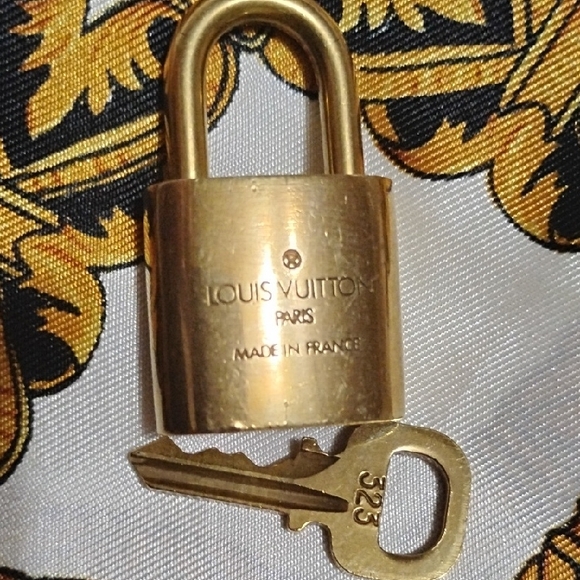 LOUIS VUITTON  Authentic Padlock and Key 🔐# 323 - Picture 2 of 7